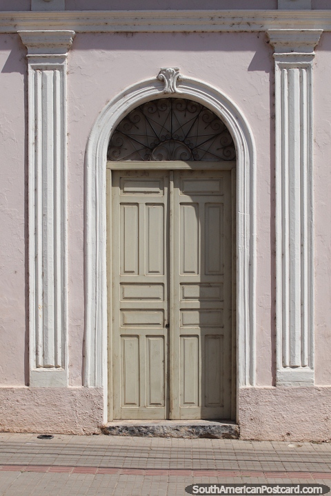 Puerta arqueada de un edificio antiguo en Corumb. (480x720px). Brasil, Sudamerica.