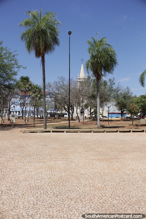 Gran parque abierto en Corumb con palmeras - Parque de la Independencia. (480x720px). Brasil, Sudamerica.