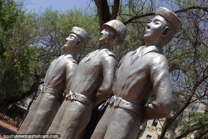 Homenaje a los hroes locales de la segunda guerra mundial en Corumb, escultura de Izulina Xavier (1984). (720x480px). Brasil, Sudamerica.