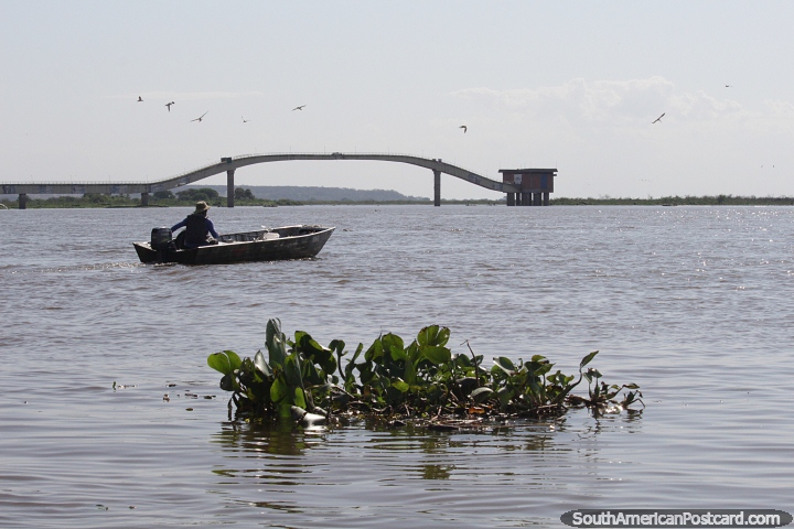 Ro Paraguay en Corumb y el puente lejano. (720x480px). Brasil, Sudamerica.