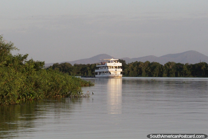 Barco de passageiros de vrios andares navega pelo Rio Paraguai, no Pantanal, ao redor de Corumb. (720x480px). Brasil, Amrica do Sul.