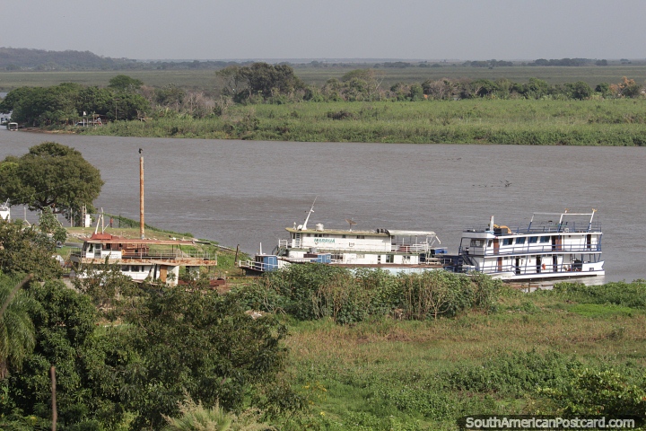 Pequenas balsas atracavam em Corumb, no rio Paraguai e na distante natureza verde do Pantanal. (720x480px). Brasil, Amrica do Sul.