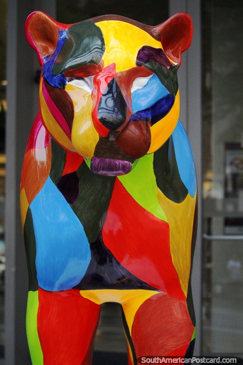 Obras de arte de jaguar hechas de cermica y pintadas de colores, exposicin Jaguar Parade, Sao Paulo. (480x720px). Brasil, Sudamerica.