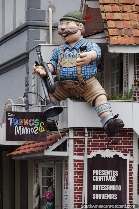 Blumenau, lar dos imigrantes alemes e do desfile anual da Oktoberfest. (480x720px). Brasil, Amrica do Sul.