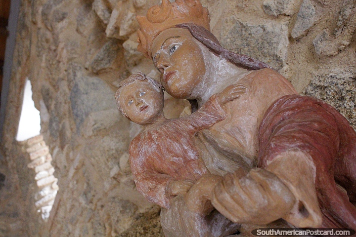 Mother and child, ceramic work at Sao Jose da Ponta Grossa Fort in Florianopolis. (720x480px). Brazil, South America.