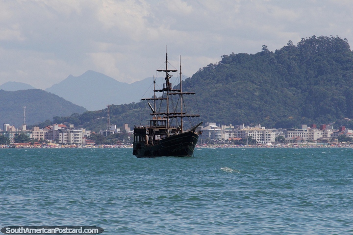 Veleiro pirata atracado na praia de Ponta das Canas, em Florianpolis. (720x480px). Brasil, Amrica do Sul.