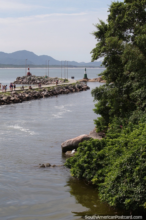 Vista a lo largo del Canal de Barra y al mar en Barra da Lagoa, Florianpolis. (480x720px). Brasil, Sudamerica.