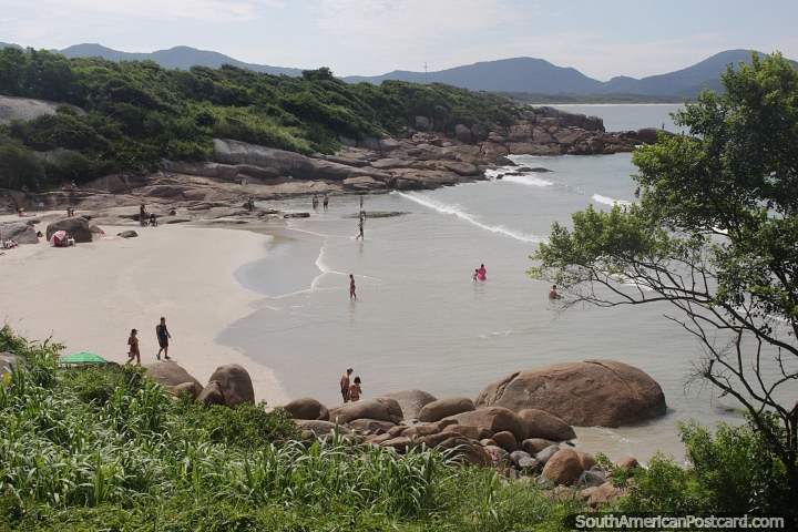La pequea playa de Barra, Barra da Lagoa, Florianpolis. (720x480px). Brasil, Sudamerica.