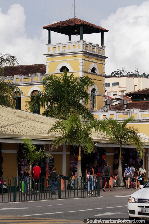 Torre amarilla en la zona del mercado de Florianpolis. (480x720px). Brasil, Sudamerica.