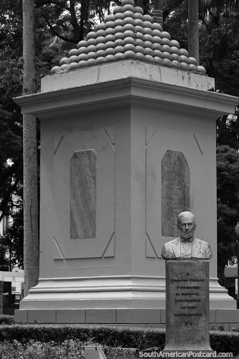 Jeronymo Coelho (1806-1860), periodista, fundador y editor del primer peridico (O Catharinense), busto en Florianpolis. (480x720px). Brasil, Sudamerica.