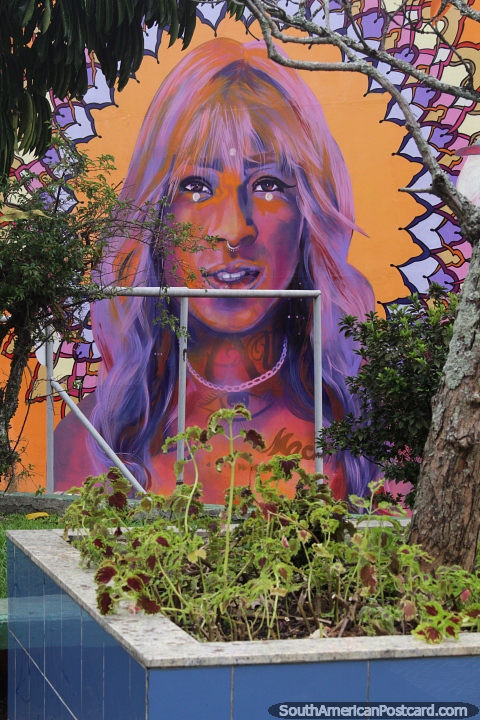 Colorido mural de una mujer en Florianpolis, morado y naranja. (480x720px). Brasil, Sudamerica.