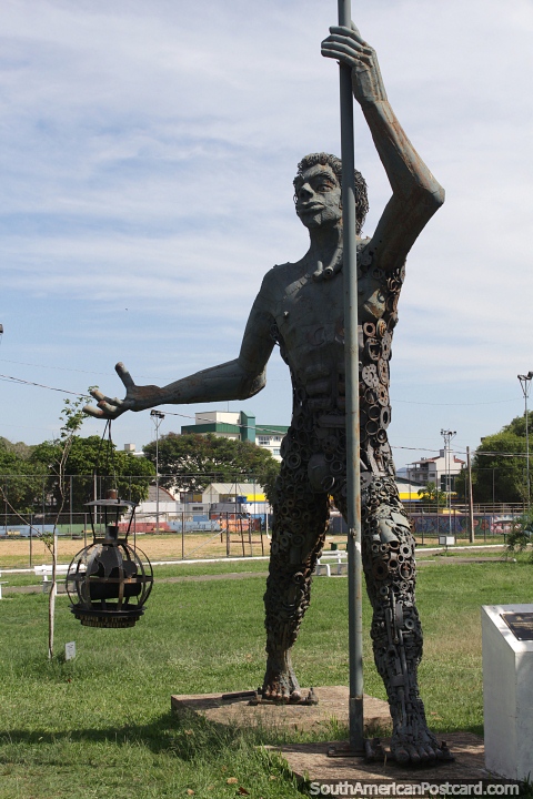 Da del Trabajo, monumento de un hombre sosteniendo una linterna hecha de piezas de metal en Santa Cruz do Sul. (480x720px). Brasil, Sudamerica.