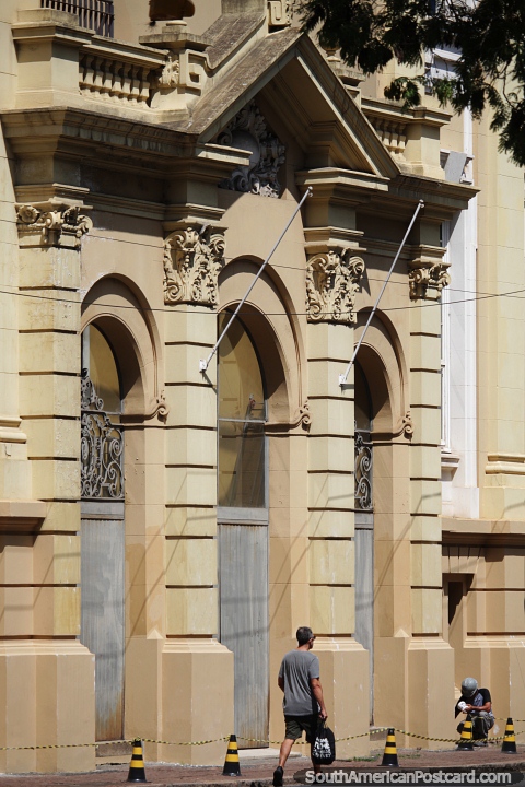 Edificio antiguo con puertas arqueadas en Porto Alegre. (480x720px). Brasil, Sudamerica.