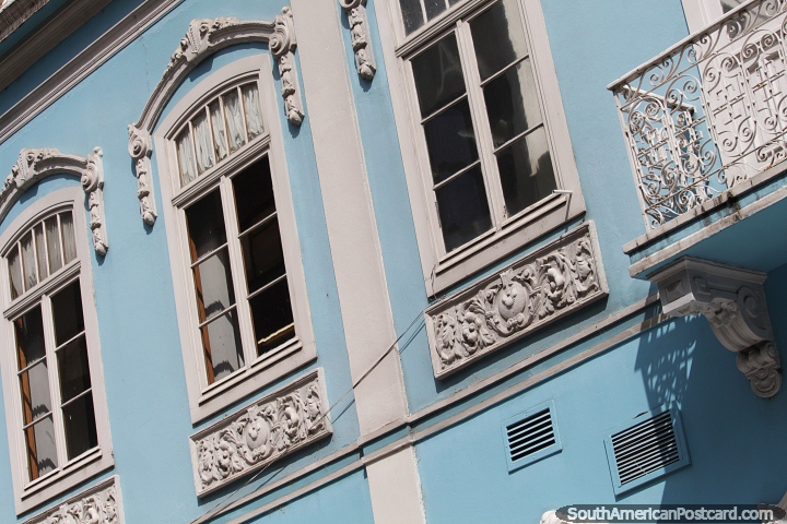 Janelas decoradas, sacada de ferro, bela fachada de prdio em Porto Alegre. (720x480px). Brasil, Amrica do Sul.