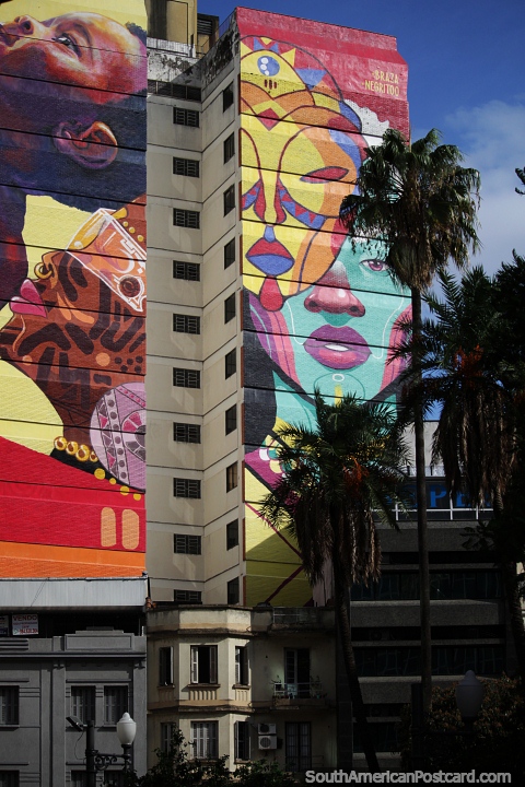 Enorme y colorido mural en el lateral de un edificio en Porto Alegre. (480x720px). Brasil, Sudamerica.