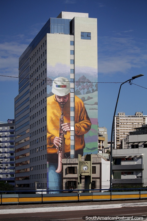 Homem tocando instrumento de sopro, enorme mural na lateral de um prdio em Porto Alegre. (480x720px). Brasil, Amrica do Sul.
