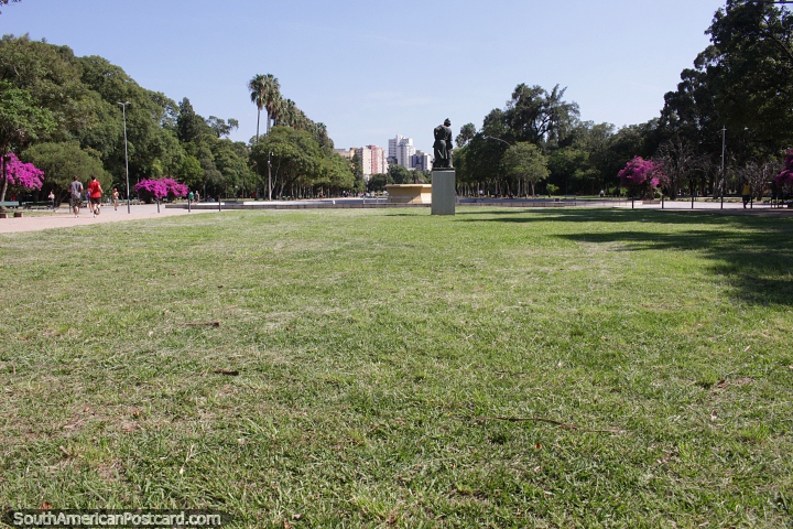 Gran y hermoso parque urbano verde en Porto Alegre - Parque Farroupilha. (720x480px). Brasil, Sudamerica.