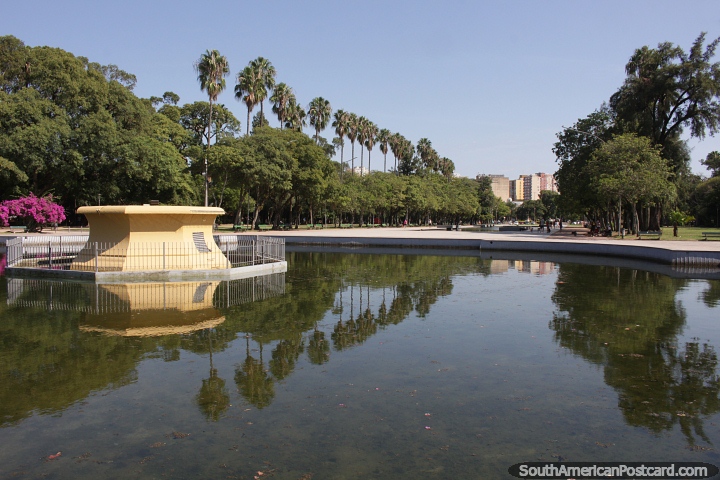 Espejo de agua y fuente en el Parque Farroupilha de Porto Alegre. (720x480px). Brasil, Sudamerica.