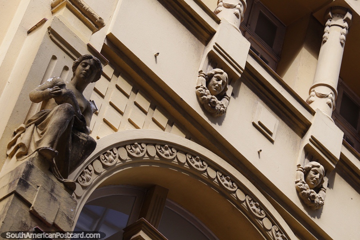 Fachada com rostos em Porto Alegre, cidade com grande arquitetura antiga. (720x480px). Brasil, Amrica do Sul.