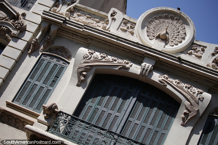 Pavo real con plumas extendidas, obra cermica de un edificio histrico de Porto Alegre. (720x480px). Brasil, Sudamerica.