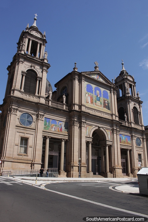 Catedral Metropolitana de Nossa Senhora Me de Deus de Porto Alegre, estilo barroco (1921). (480x720px). Brasil, Amrica do Sul.