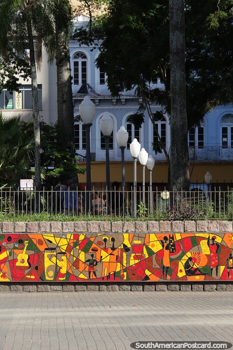 Coloridas obras de arte con azulejos en la Plaza Alfandega de Porto Alegre, msica y cultura. (480x720px). Brasil, Sudamerica.