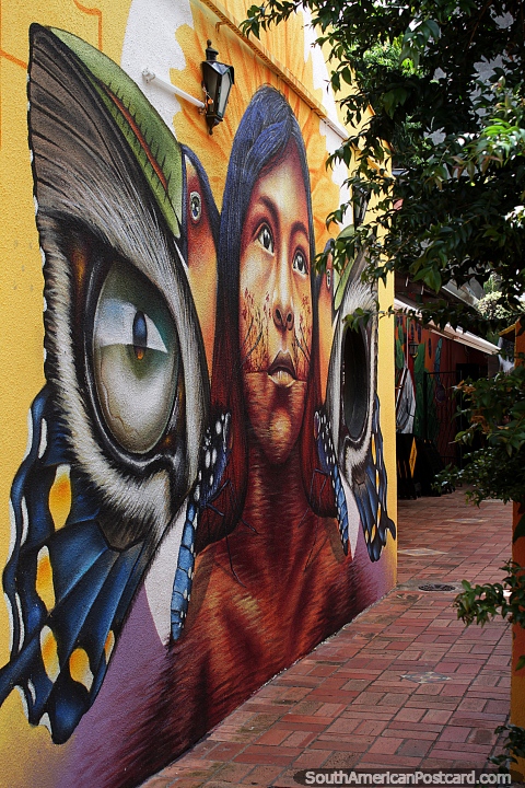 Nia indgena y animales, mural en Porto Alegre. (480x720px). Brasil, Sudamerica.