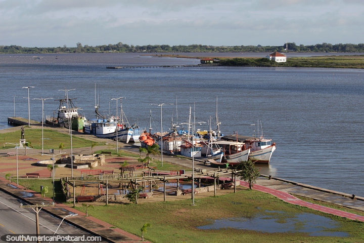 Lagoa dos Patos no Rio Grande, a maior lagoa do Brasil e a maior lagoa costeira da Amrica do Sul. (720x480px). Brasil, Amrica do Sul.
