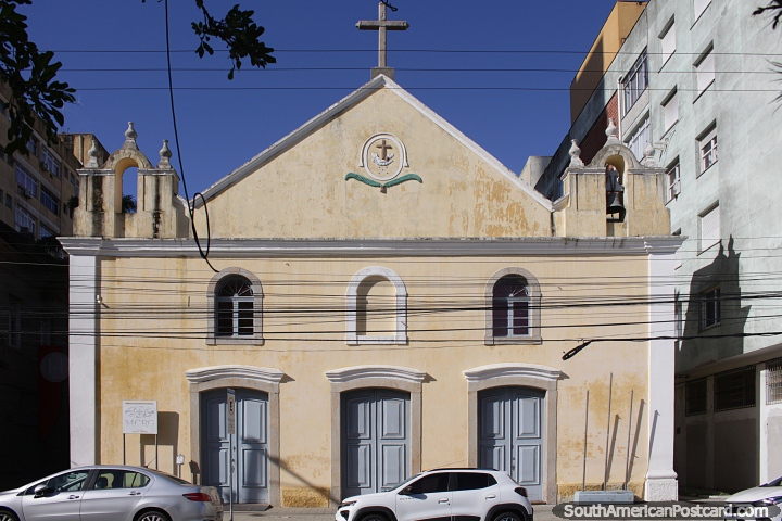 Colegio Arte Sacra, una iglesia amarilla en Ro Grande. (720x480px). Brasil, Sudamerica.