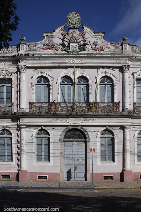 Edifcio antigo com janelas e portas em arco, construdo em 1894 no Rio Grande. (480x720px). Brasil, Amrica do Sul.