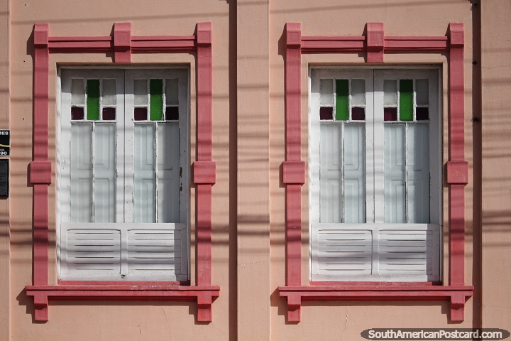 Par de ventanas de madera rosa con vidrieras, bonita decoracin en Ro Grande. (720x480px). Brasil, Sudamerica.