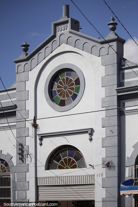Fachada de un edificio antiguo de 1897 con grandes vidrieras redondas y semicirculares en Ro Grande. (480x720px). Brasil, Sudamerica.