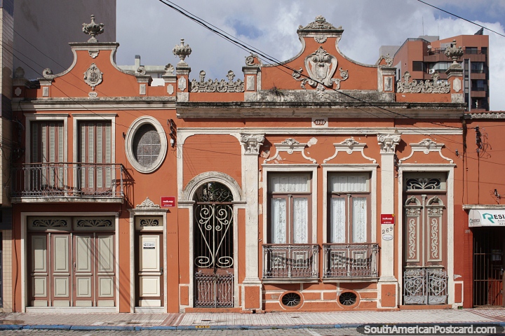 Hermosa fachada de una casa antigua de 1909 pintada en rojo fuego en Ro Grande. (720x480px). Brasil, Sudamerica.