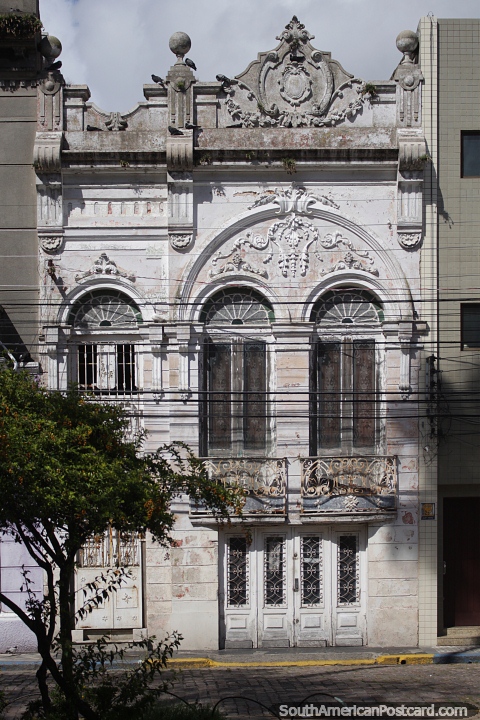 Edificio antiguo y desgastado con estilo art-deco en Ro Grande. (480x720px). Brasil, Sudamerica.