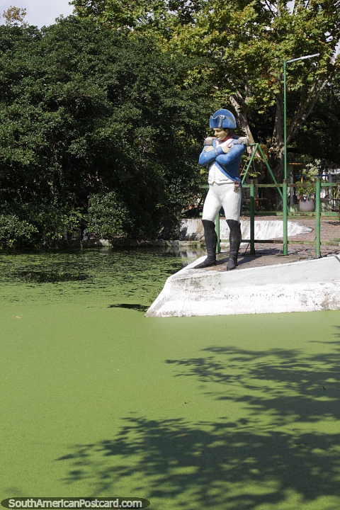 General militar, estatua junto a las aguas verdes en la Plaza Tamandare en Ro Grande. (480x720px). Brasil, Sudamerica.