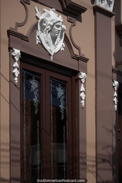 Entrada clsica a edificio con cabecera de cermica sobre el portal, del ao 1899 en Ro Grande. (480x720px). Brasil, Sudamerica.