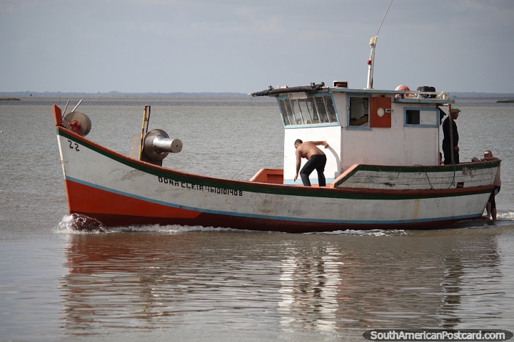 Barco de pesca en el gran lago Patos en Ro Grande. (720x480px). Brasil, Sudamerica.