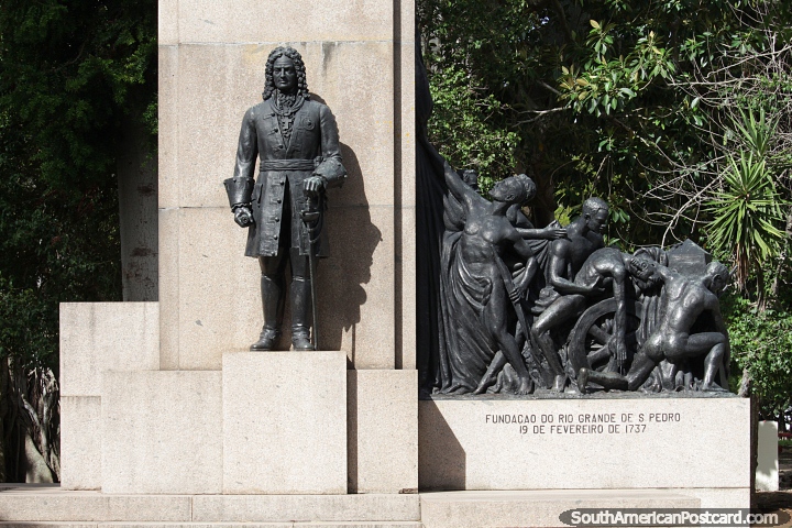 Monumento de fundacin en la Plaza Xavier Ferreira con estatua del soldado brigadier Jos da Silva Paes (1679-1760) en Ro Grande. (720x480px). Brasil, Sudamerica.