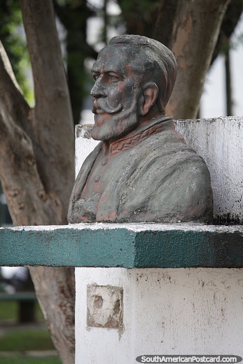 Hombre muy importante pero sin identificacin, busto en Santana do Livramento. (480x720px). Brasil, Sudamerica.