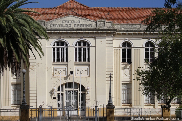 Escola Osvaldo Aranha, em Alegrete, prdio histrico que leva o nome de poltico, diplomata e estadista. (720x480px). Brasil, Amrica do Sul.