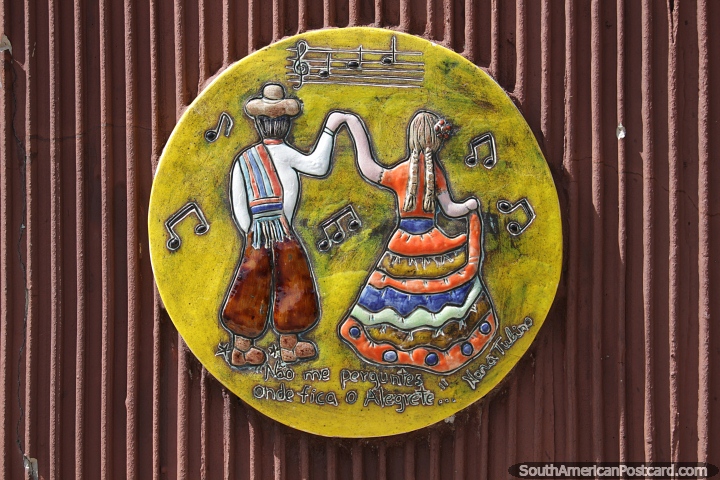 Casal gacho em trajes tradicionais dana ao som de msica, arte cermica em Alegrete. (720x480px). Brasil, Amrica do Sul.