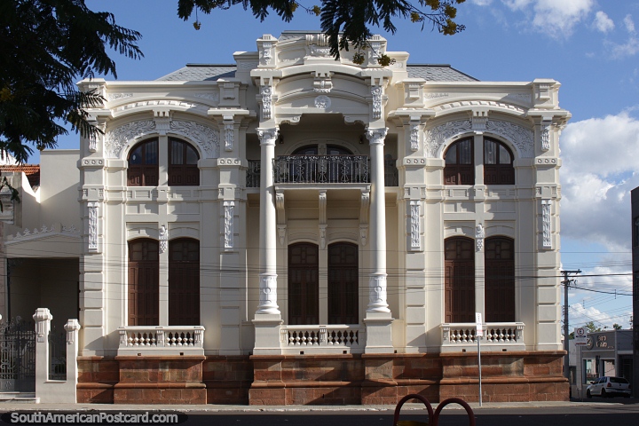 Beautiful and well-kept historic building on the corner of Plaza Getulio Vargas in Alegrete. (720x480px). Brazil, South America.