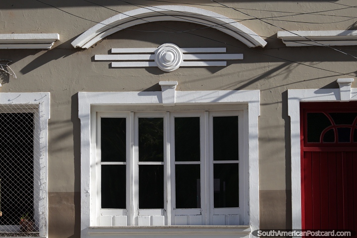 Fachada de casa con ventana y decoracin cermica en Alegrete. (720x480px). Brasil, Sudamerica.