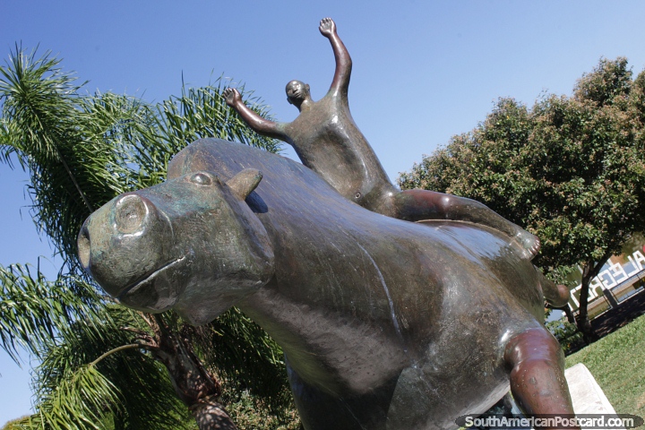 Obra em bronze de figura montando animal na Praa dos Patinhos, em Alegrete. (720x480px). Brasil, Amrica do Sul.