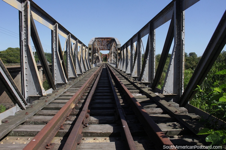 Puente del tren sobre el ro Ibirapuita en Alegrete. (720x480px). Brasil, Sudamerica.