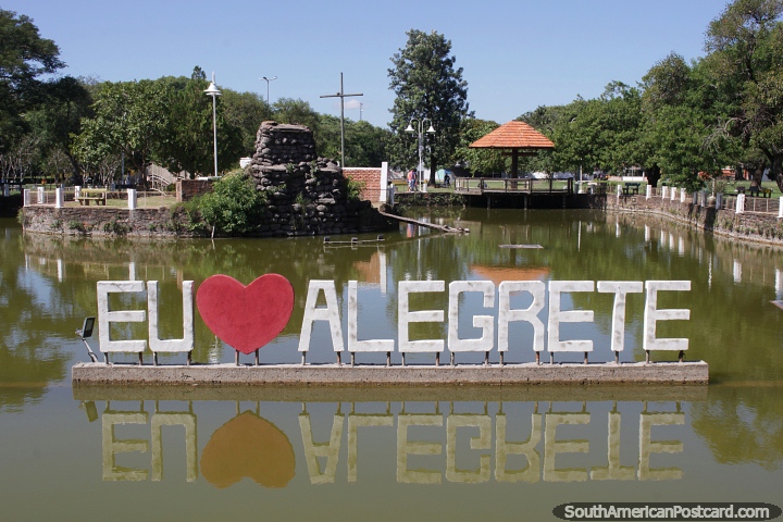 Me encanta Alegrete, gran cartel en la laguna de la Plaza de los Patitos. (720x480px). Brasil, Sudamerica.