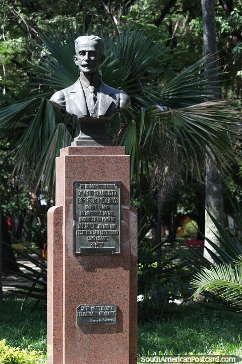 Dr. Antonio Augusto Borges de Medeiros (1863-1961), abogado y poltico, busto en Alegrete. (480x720px). Brasil, Sudamerica.