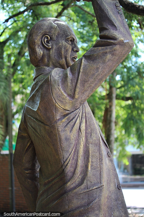 Ruy Ramos (1909-1962), figura poltica, estatua de bronce en el casco histrico central de Alegrete. (480x720px). Brasil, Sudamerica.