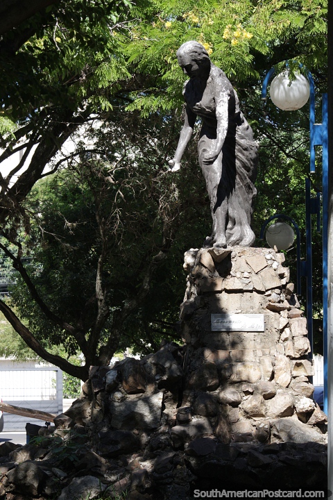 Monumento de piedra y bronce dedicado a las madres en la Plaza Barao do Rio Branco en Uruguaiana. (480x720px). Brasil, Sudamerica.