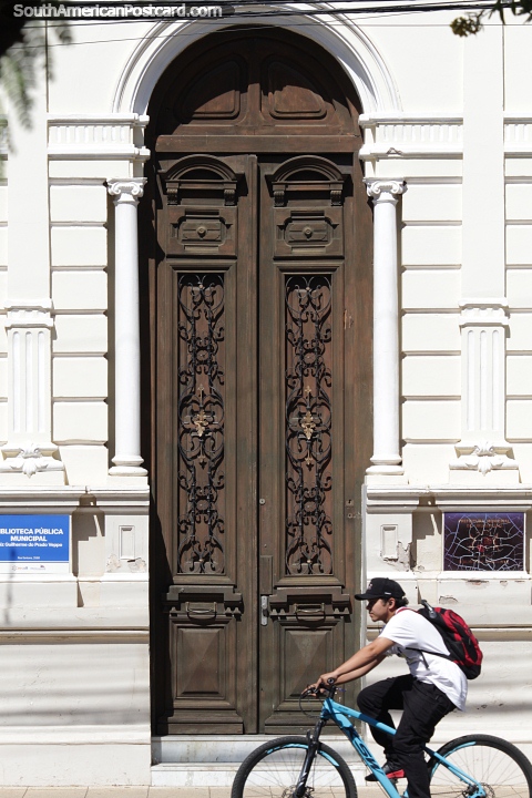 Linda grande porta de madeira marrom da biblioteca pblica municipal de Uruguaiana. (480x720px). Brasil, Amrica do Sul.